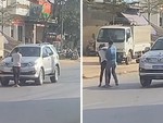 Thanh niên ngổ ngáo chặn đầu loạt ôtô ngoan lạ thường khi gặp CSGT
