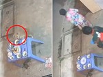 Chủ tiệm ngơ ngác khi bị chú chó giật mất con gà cúng cô hồn