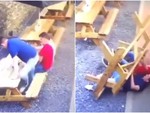 3 chàng trai ngã chổng vó vì ngồi bàn liền ghế không đúng cách
