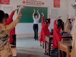 Cô trò múa hát 'chuyện cũ bỏ qua' đón chào năm mới