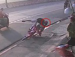 Video hài nhất tuần qua: Xe máy chạy 'lăng ba vi bộ' ngã cắm đầu