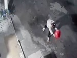 Cô gái đỏ mặt khi trổ tài vẩy rau trước mặt bạn trai