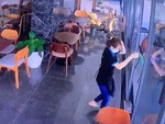 Nữ nhân viên đeo kính cận u đầu khi cụng vào cửa kính cường lực