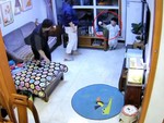 Bố hú hồn khi con trai chơi trốn tìm phát hiện quỹ đen khoe với mẹ