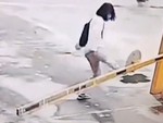 Cô gái nổi quạu đạp vênh cần barie tự động vì bị va vào mặt