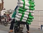 'Người vận chuyển' bị ngã vì chở hàng quá tải