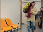 Chồng tặng vợ bó hoa '20 cây vàng' ngày Quốc tế Phụ nữ 8/3