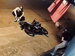 Chàng trai 'quê một cục' khi đang trêu bạn gái thì bị ngã xe