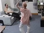 Anh trai cạn lời với em gái đứng trước mặt nhảy hiphop trêu ngươi
