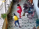Anh trai suốt ngày múa võ công chọc ghẹo em gái