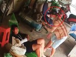 Chàng trai lấy điện thoại ra chụp khi thấy bạn gãy tay nằm đứt võng