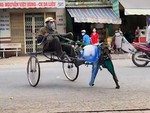 Người đàn ông cưỡi ngựa sắt đi làm