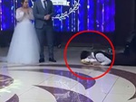 Nam nhân viên bối rối khi trượt chân ngã úp mặt vào bánh cưới