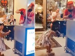 Bé gái cười khoái chí khi gặp anh chàng bán kem Thổ Nhĩ Kỳ