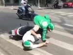 Anh Tây ngã sõng soài vì tài xế xe ôm chở không nổi