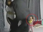 Con làm 'ảo thuật tàng hình' khiến bố mẹ một phen hú hồn