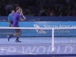 Pha bỏ nhỏ đỉnh cao của Federer khiến Djokovic bất lực