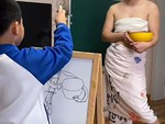 Bố cam chịu đứng làm người mẫu cho con trai tập vẽ