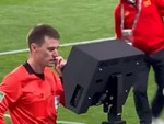 HLV Park rướn người nhìn trộm trọng tài check VAR ở trận Nhật Bản