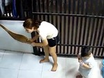 Giữa đêm rượt bắt chuột, hàng xóm tưởng vợ chồng đánh nhau