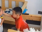 Anh tìm đủ cách dỗ dành khi lỡ làm em gái khóc