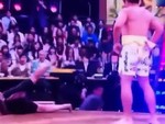 Võ sư 'truyền điện' ngã khỏi sàn đầu khi tỉ thí cao thủ MMA
