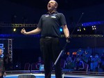Shane Van Boening nhảy lên bàn ăn mừng vô địch pool 9 bi thế giới