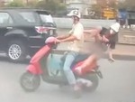 Video hài nhất tuần qua: Cô gái ngồi xe máy một bên ngã xuống đường
