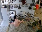 Cô gái ngã dập mông khi dùng chân mở tủ lạnh