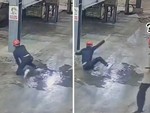 Đồng nghiệp ngơ ngác khi thấy chàng trai vật lộn với vũng nước