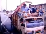 Chàng trai bị barie trạm thu phí gõ u đầu vì tài xế chạy ẩu