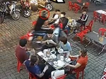 Nhóm người ngồi nhậu vỉa hè hú hồn với thanh niên đi xe máy