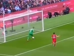 Thủ môn Man City suýt thành tội đồ với pha xử lý bóng lỗi