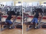 Người đàn ông tập thiết đầu công trong phòng gym