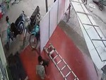 Thợ hàn ngã thang tiếp đất như vận động viên