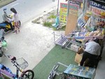 Thanh niên chạy xe tay ga cướp thùng bia của tiệm tạp hóa