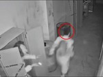 Chàng trai trốn trong tủ bị ma dọa sợ chạy té khói
