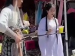 Dương Quá và Cô Cô xuống phố bán nước mía