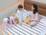 Mẹ bất lực với độ nghịch ngợm tấu hài của 3 con