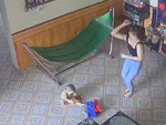 Vợ yêu đời nhảy múa khi ở nhà trông con