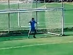 Thủ môn ngơ ngác trước cú sút penalty cực ảo