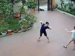 Vợ chồng trẻ đùa giỡn 'tỉ thí võ công' ở trong sân