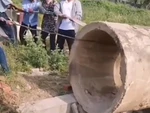 Đám đông vồ ếch khi hạ ống nước xuống cống