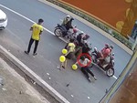 Cô gái ngã dập mông vì ra giữa đường phát bong bóng bị xe máy tông