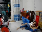Vợ chồng ngã dập mông khi ngồi chung võng