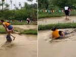 Chàng trai cõng bạn gái vồ ếch khi thi chạy dưới ruộng
