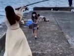 Cô gái câu cá đứng đơ người vì lỡ tay quăng cần câu máy xuống biển