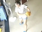 Cô gái hí hửng mang heo đất ra khoe bị chàng trai đập vỡ