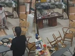 Cả nhà mất ăn vì chàng trai đẩy ghế làm đổ mâm cơm