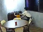 Nam nhân viên 'tốc biến' cực nhanh để đỡ bình thủy tinh